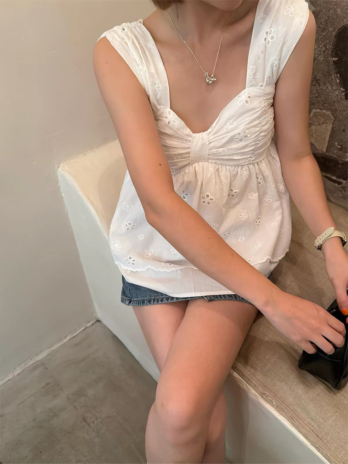 Embroidery Sleeveless Top