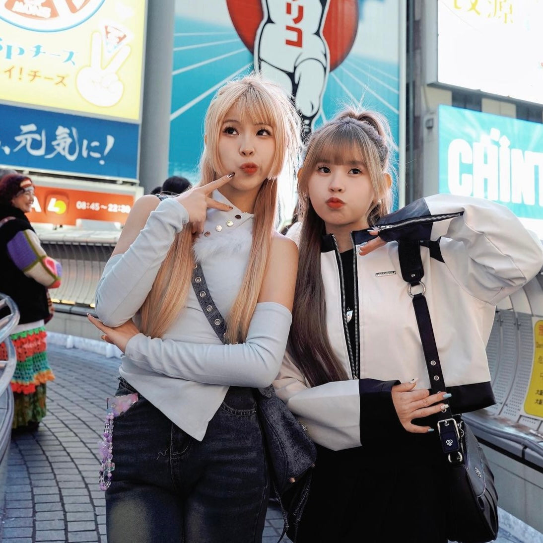 Halter Fur Sleeveless Top With Sleeve (White , Black)