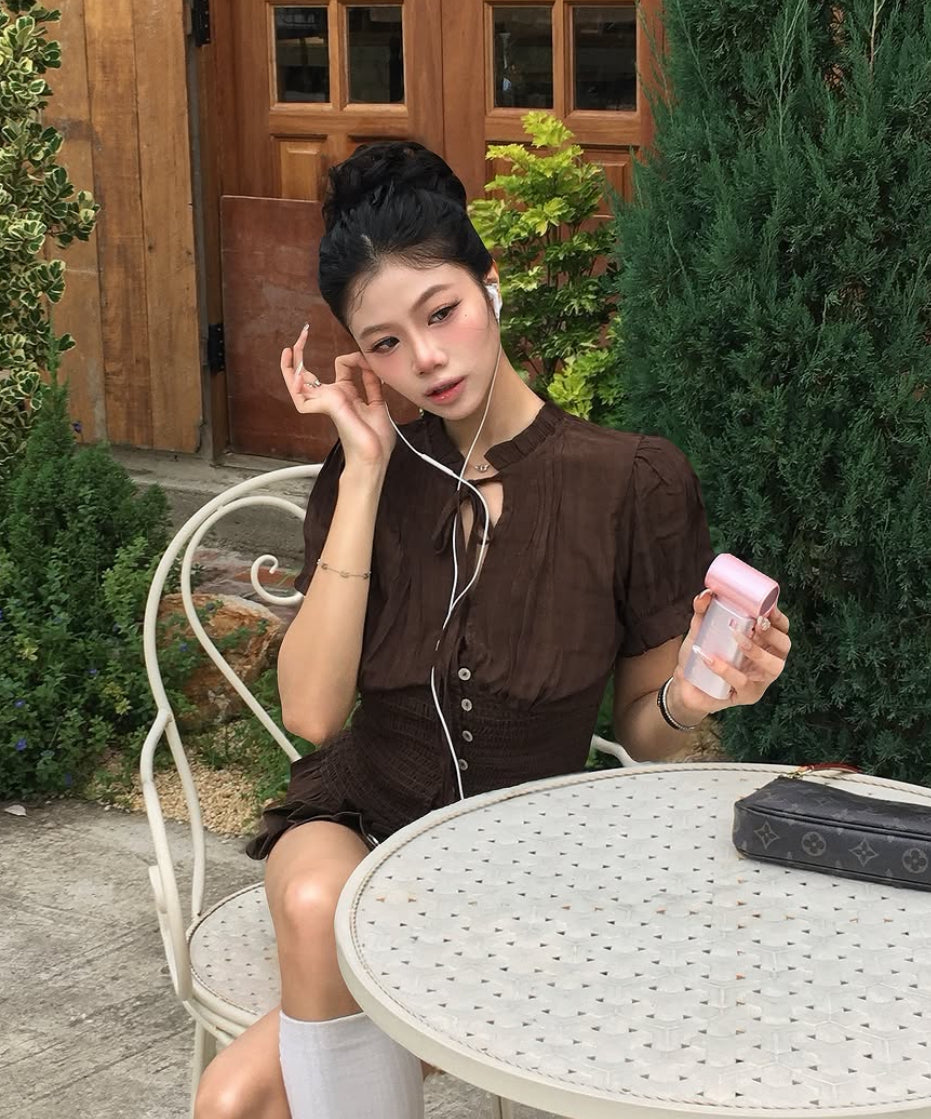 Chocolate V Collar Top ft Yifei 预订优惠中