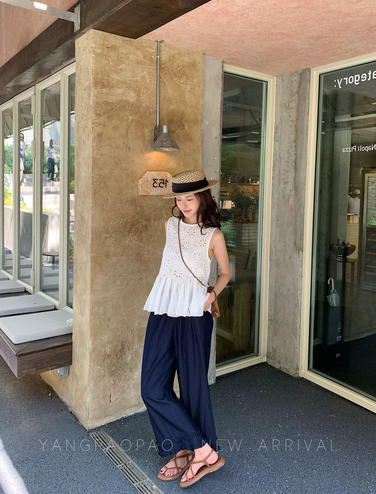 Sleeveless Embroidery Top