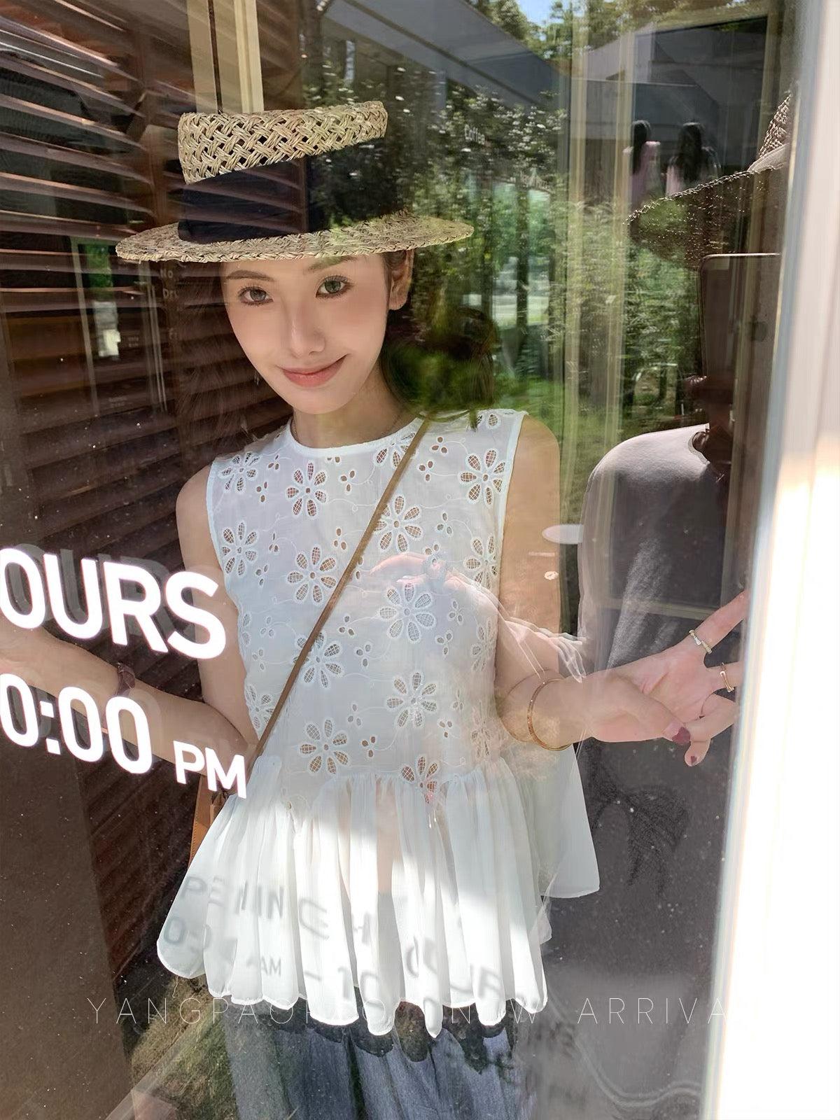 Sleeveless Embroidery Top