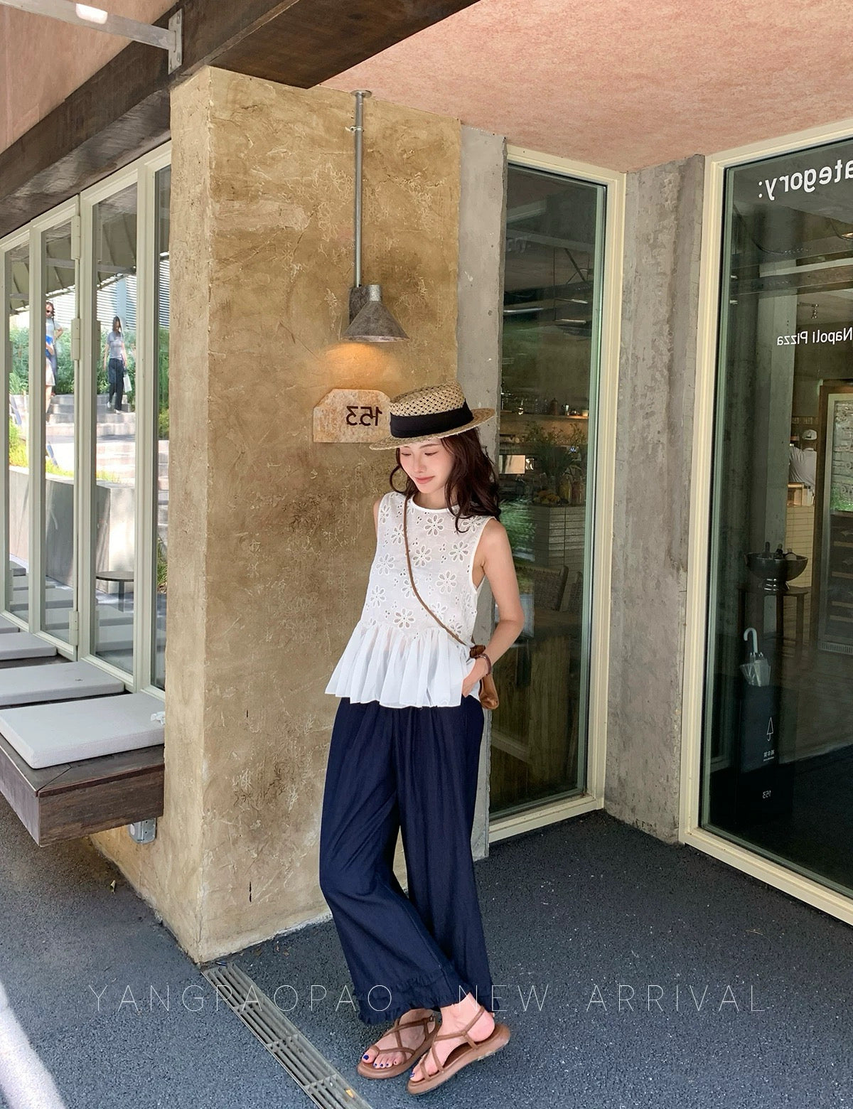 Sleeveless Embroidery Top