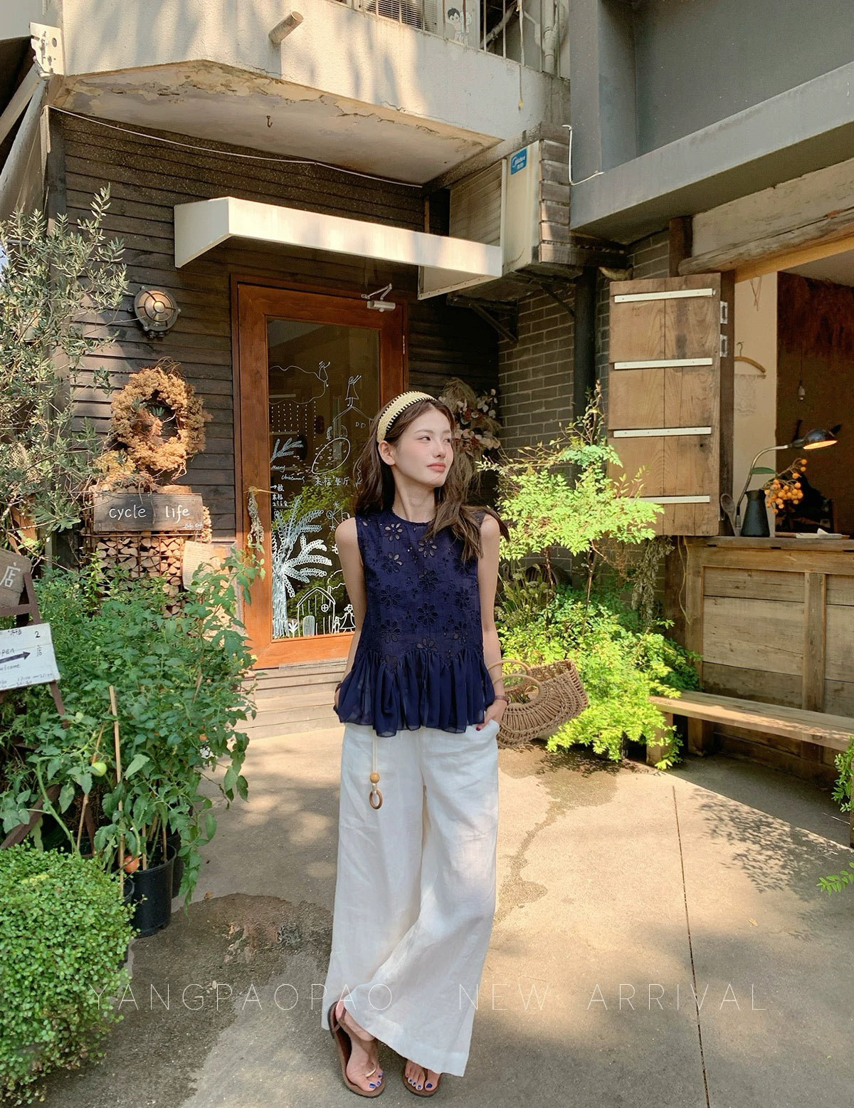 Sleeveless Embroidery Top