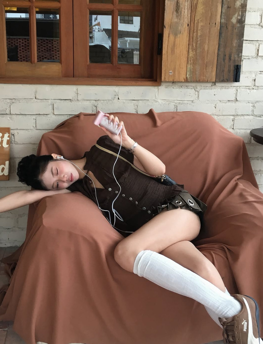 Chocolate V Collar Top ft Yifei 预订优惠中